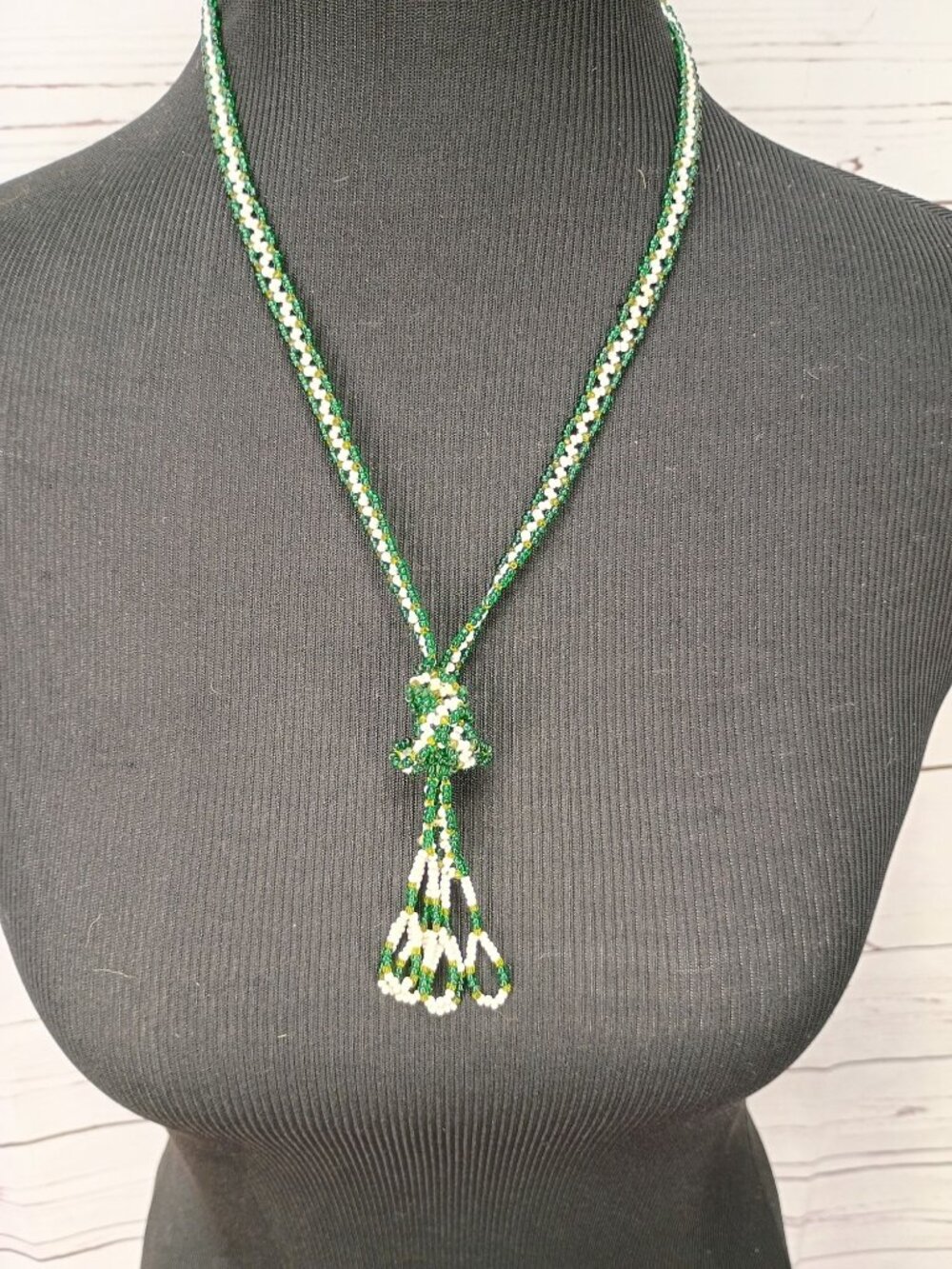 1920s 1930s Green Beaded Sautoir Lariat Necklace With Tassels Art Deco